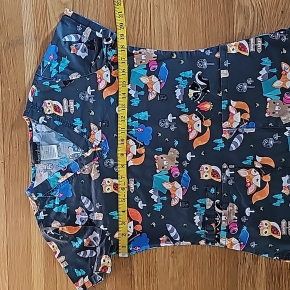Cherokee Camping Theme Short Sleeve VNeck Medical Scrub Top Women's Size X-Small - Picture 7 of 13